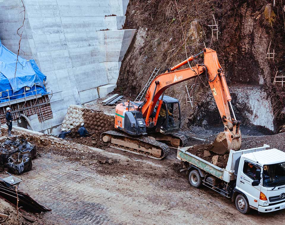 各種建設・土木工事、特に山間部での工事を得意としています。
